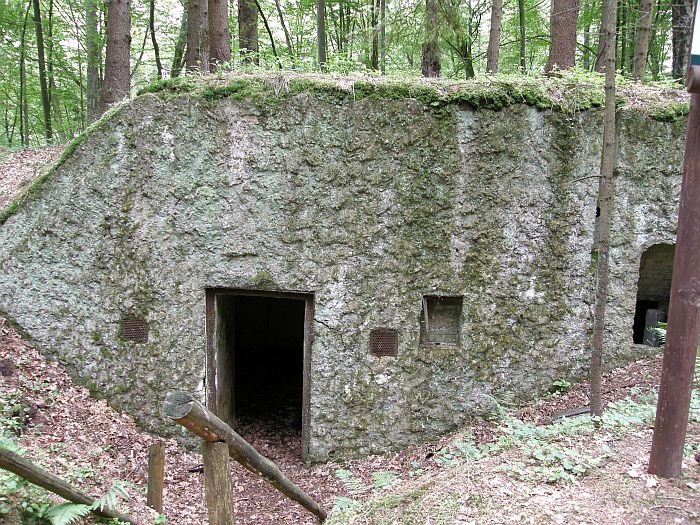 Shelter at the edge of Koniuszanka II